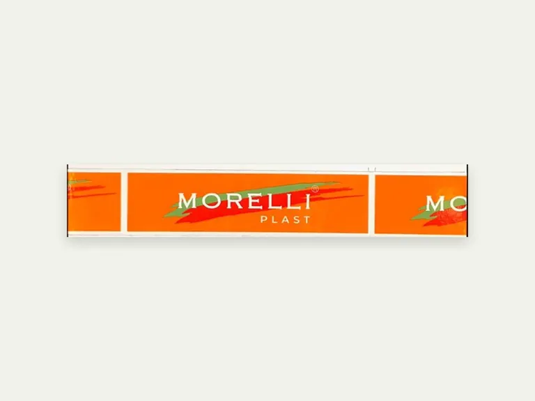 Morelli Plast — образец упаковочного скотча с многоцветной фирменной печатью.