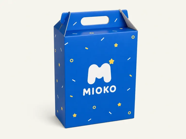МИОКО — синяя подарочная кашированная коробка с вырубной ручкой.