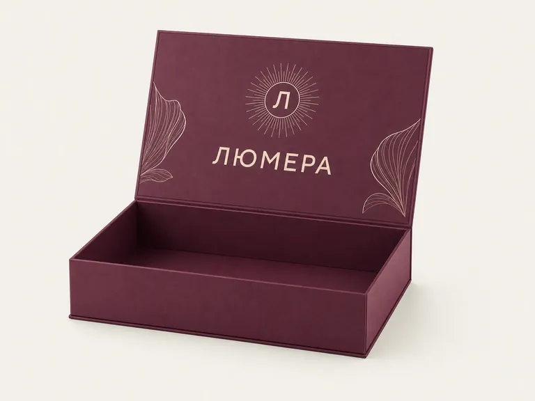 ЛЮМЕРА — бордовая складная коробка на магнитах с откидной крышкой и логотипом.