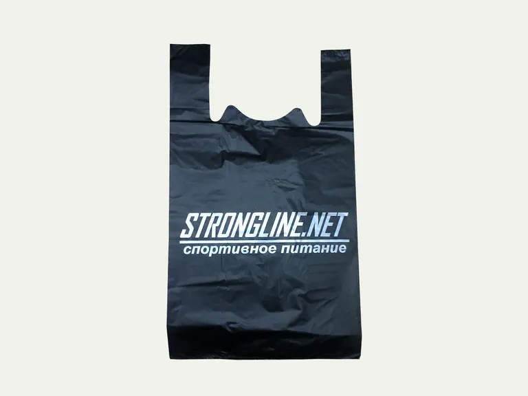 Strongline.net — чёрный пакет-майка ПНД с белой печатью логотипа магазина спортивного питания.