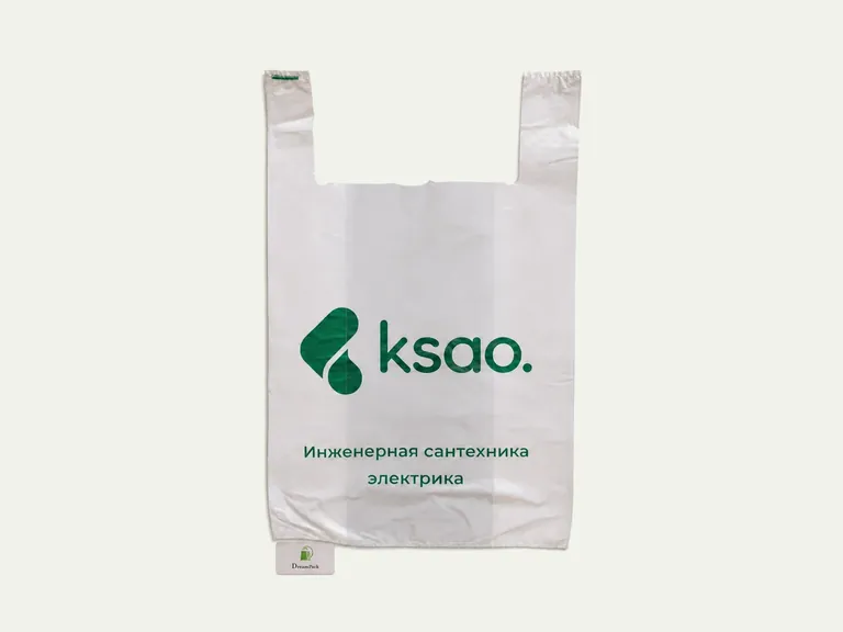 ksao — белый пакет-майка ПНД с зелёным логотипом и рекламной флексопечатью.